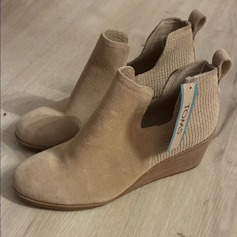 NWT Toms Kallie Wedge Booties in Oatmeal & Embossed Suede